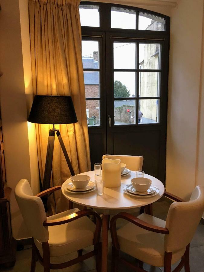 Gate House Lodge Dinan Esterno foto